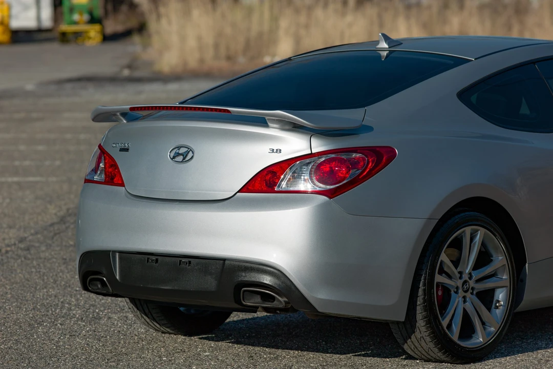 2010 Hyundai Genesis Coupe - Image 26 of 31
