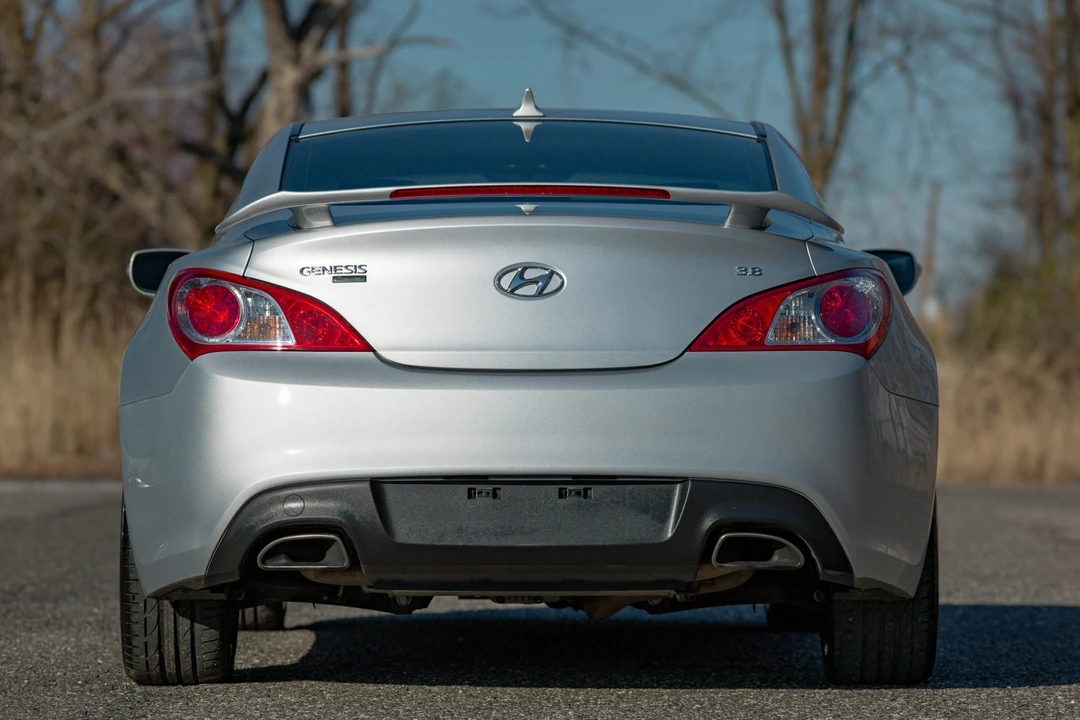 2010 Hyundai Genesis Coupe - Image 9 of 31