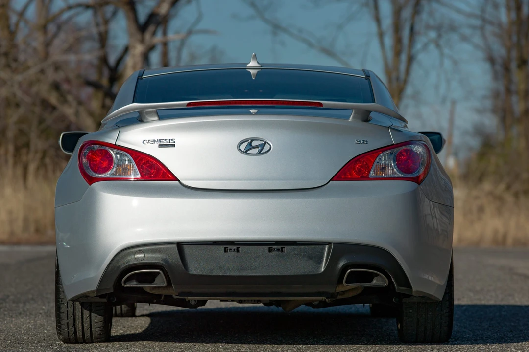 2010 Hyundai Genesis Coupe - Image 8 of 31