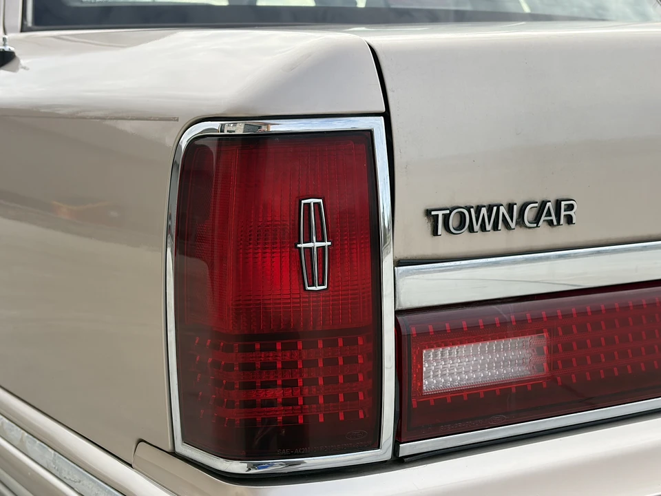 1993 Lincoln Town Car - Image 28 of 31
