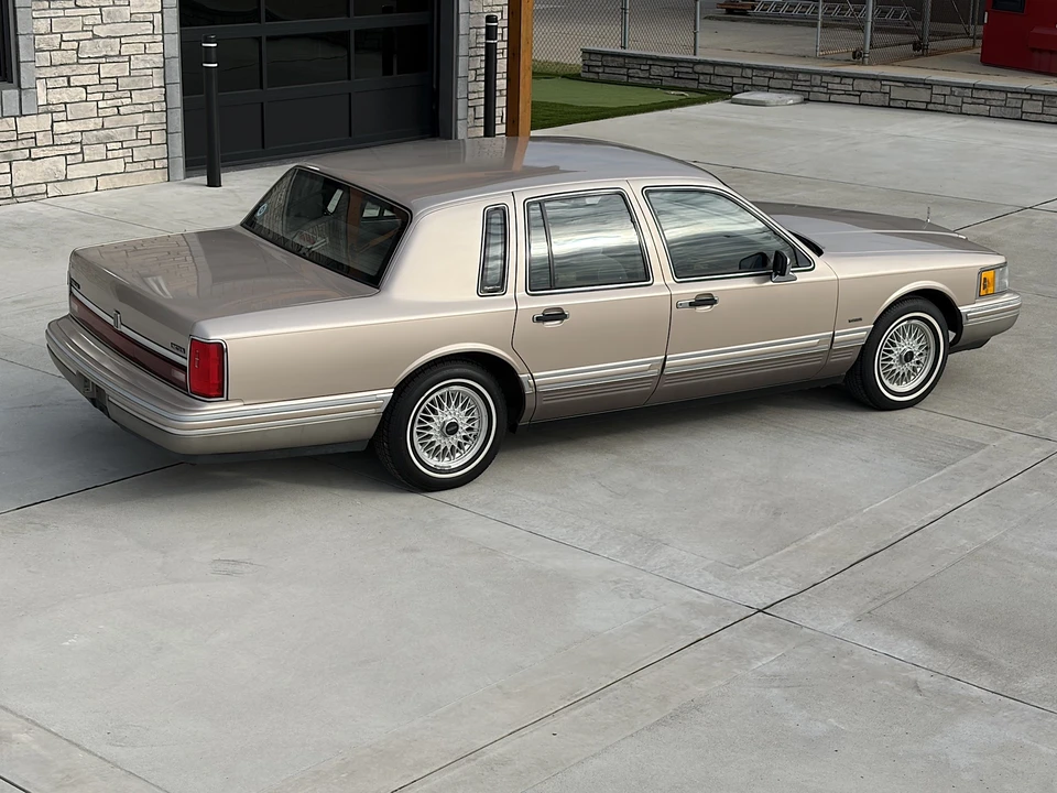 1993 Lincoln Town Car - Image 9 of 31