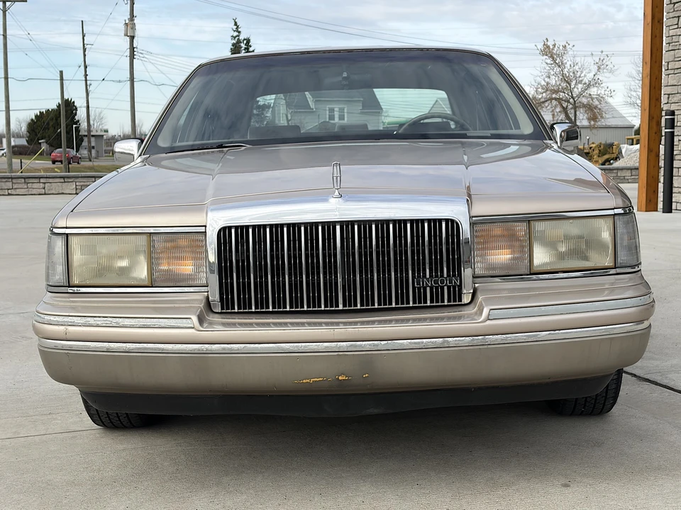 1993 Lincoln Town Car - Image 8 of 31