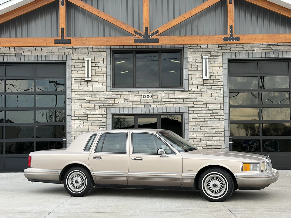 1993 Lincoln Town Car - Image 2 of 31