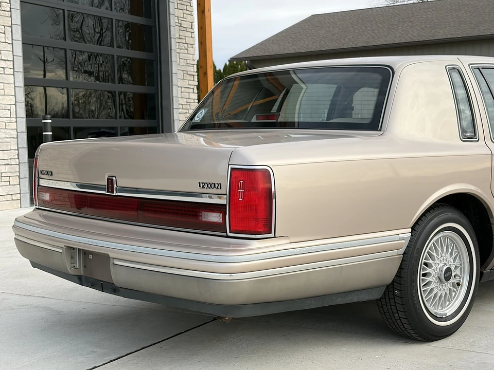 1993 Lincoln Town Car - Image 21 of 31