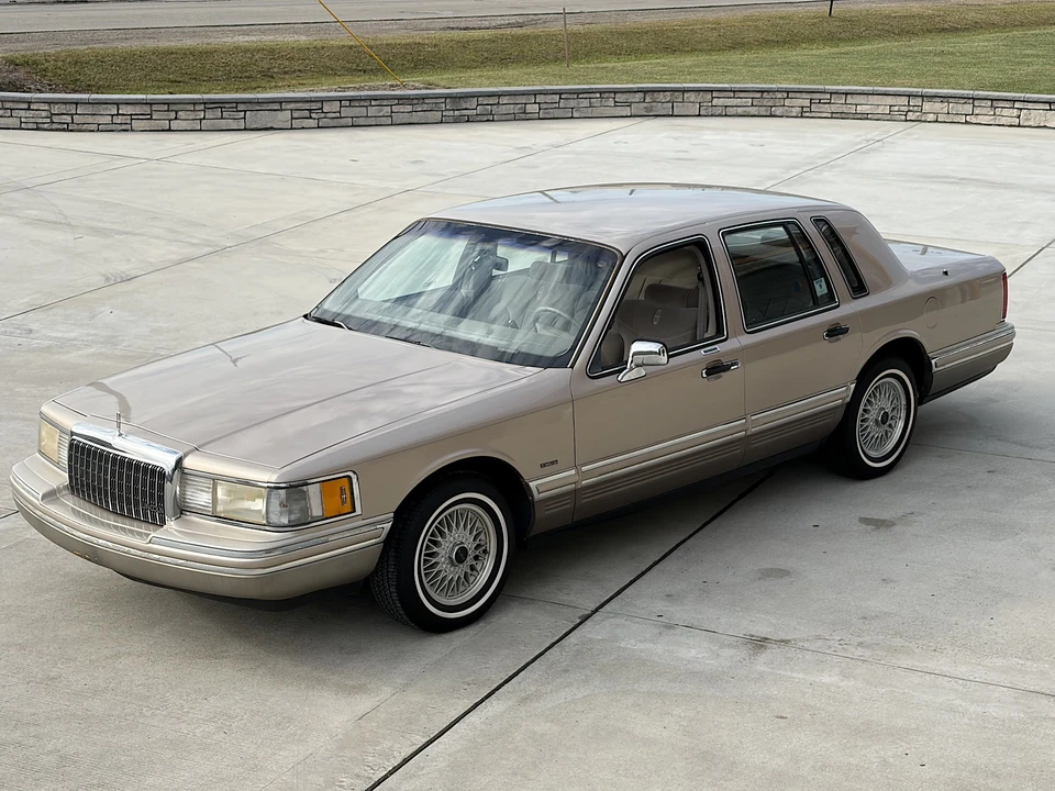 1993 Lincoln Town Car - Image 4 of 31