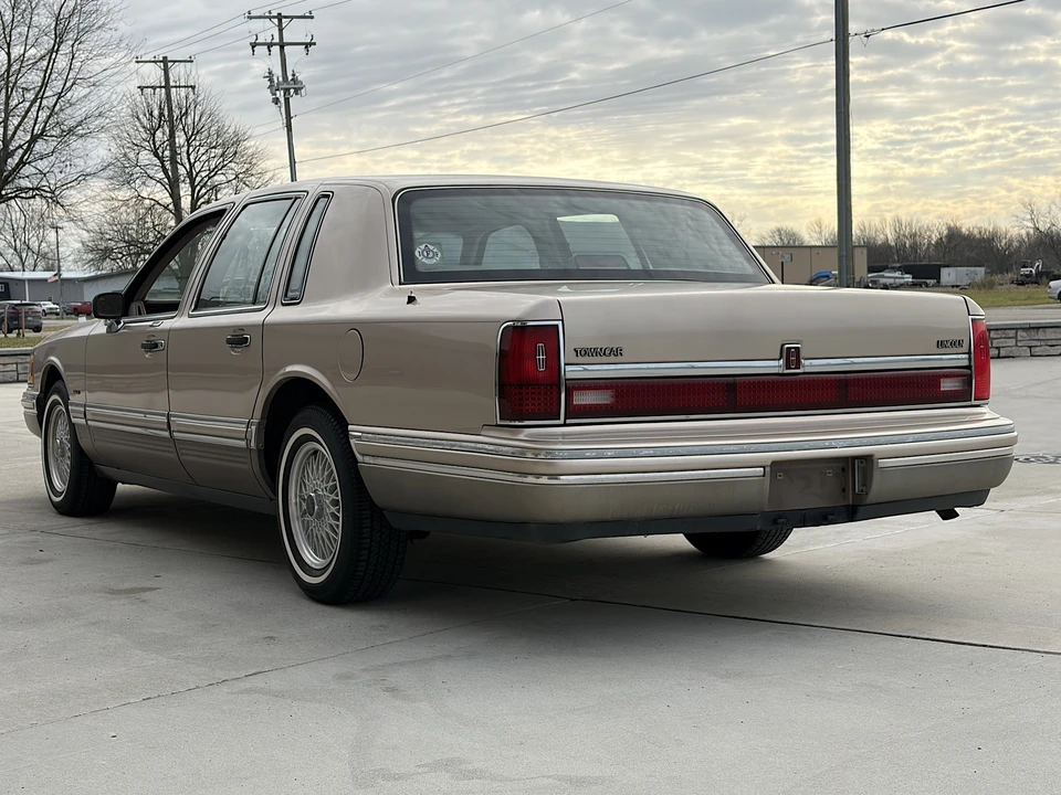1993 Lincoln Town Car - Image 6 of 31