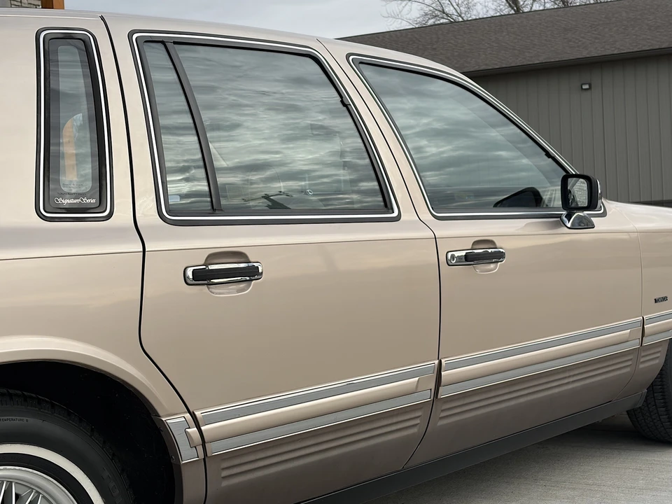 1993 Lincoln Town Car - Image 18 of 31