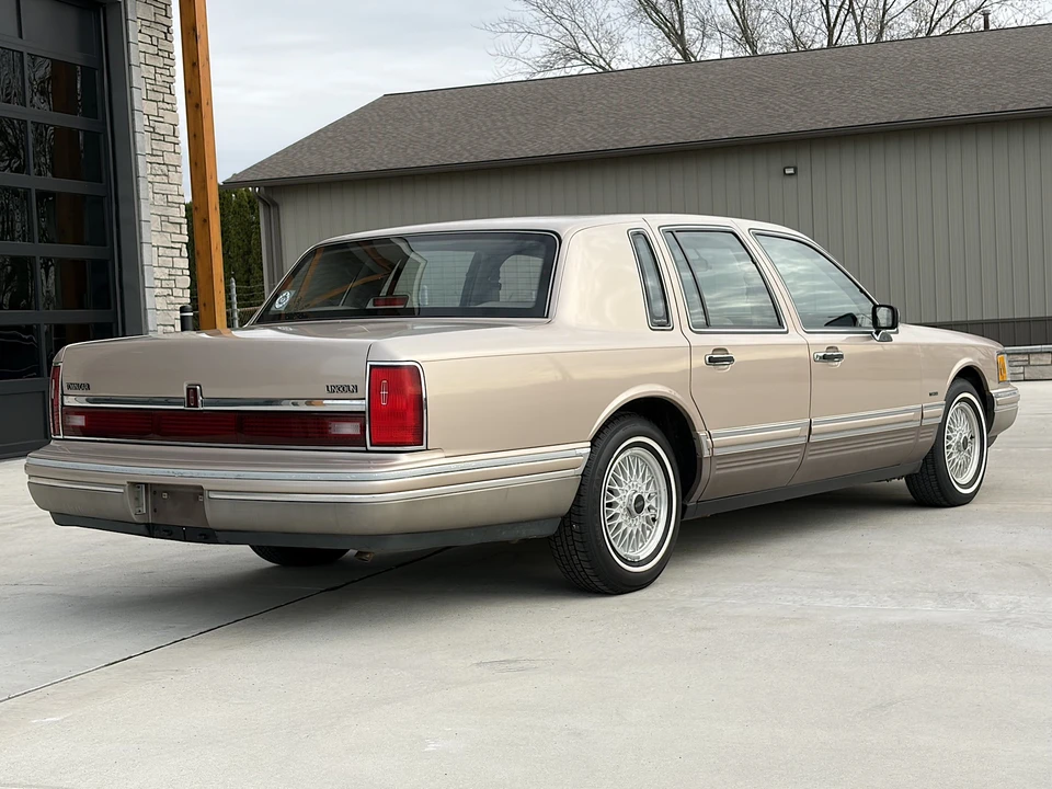 1993 Lincoln Town Car - Image 13 of 31