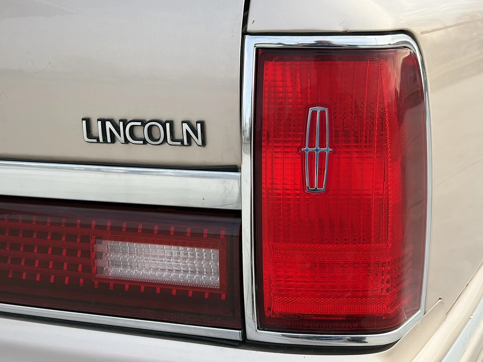 1993 Lincoln Town Car - Image 22 of 31