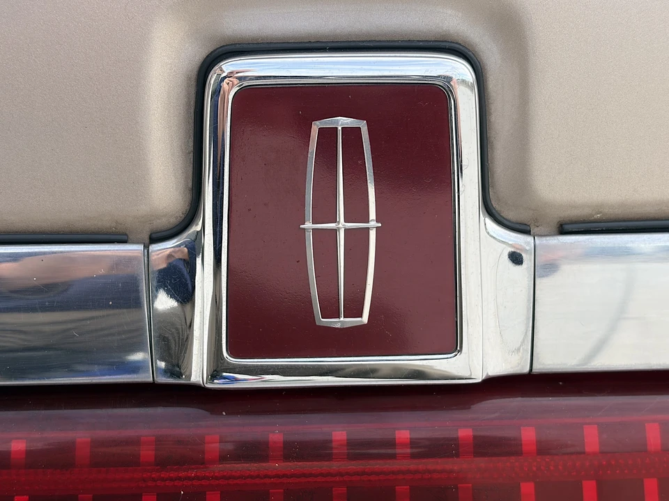 1993 Lincoln Town Car - Image 24 of 31