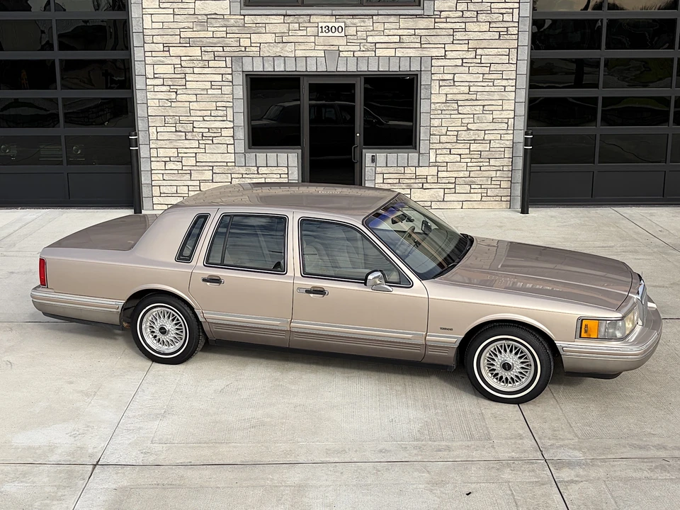 1993 Lincoln Town Car - Image 3 of 31