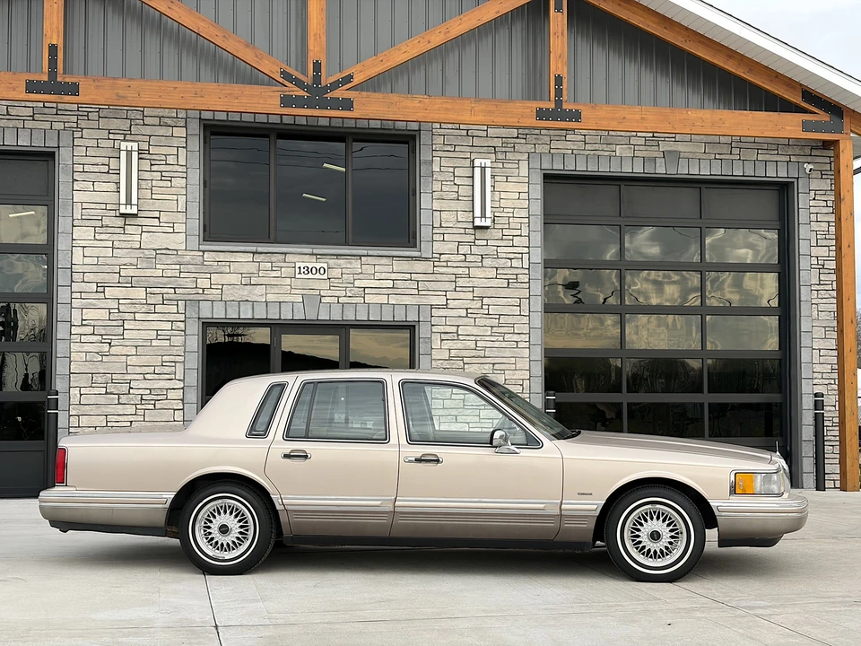 1993 Lincoln Town Car - Image 5 of 31