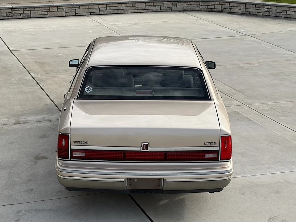 1993 Lincoln Town Car - Image 10 of 31