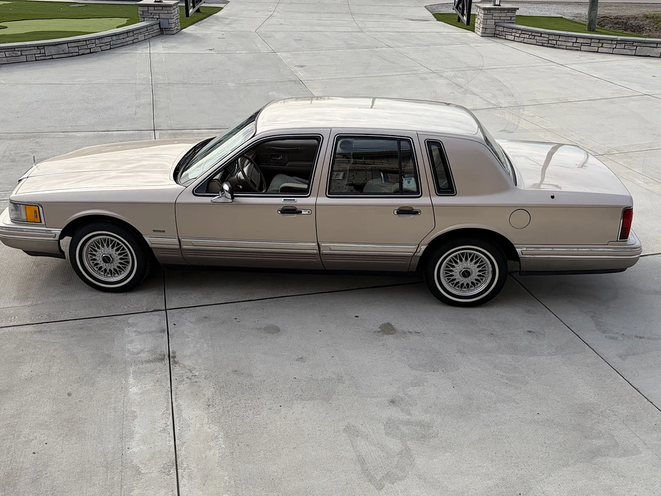 1993 Lincoln Town Car - Image 11 of 31