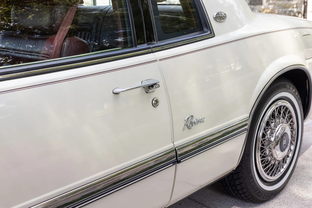 1990 Buick Riviera 4th-7th Gen - Image 10 of 31
