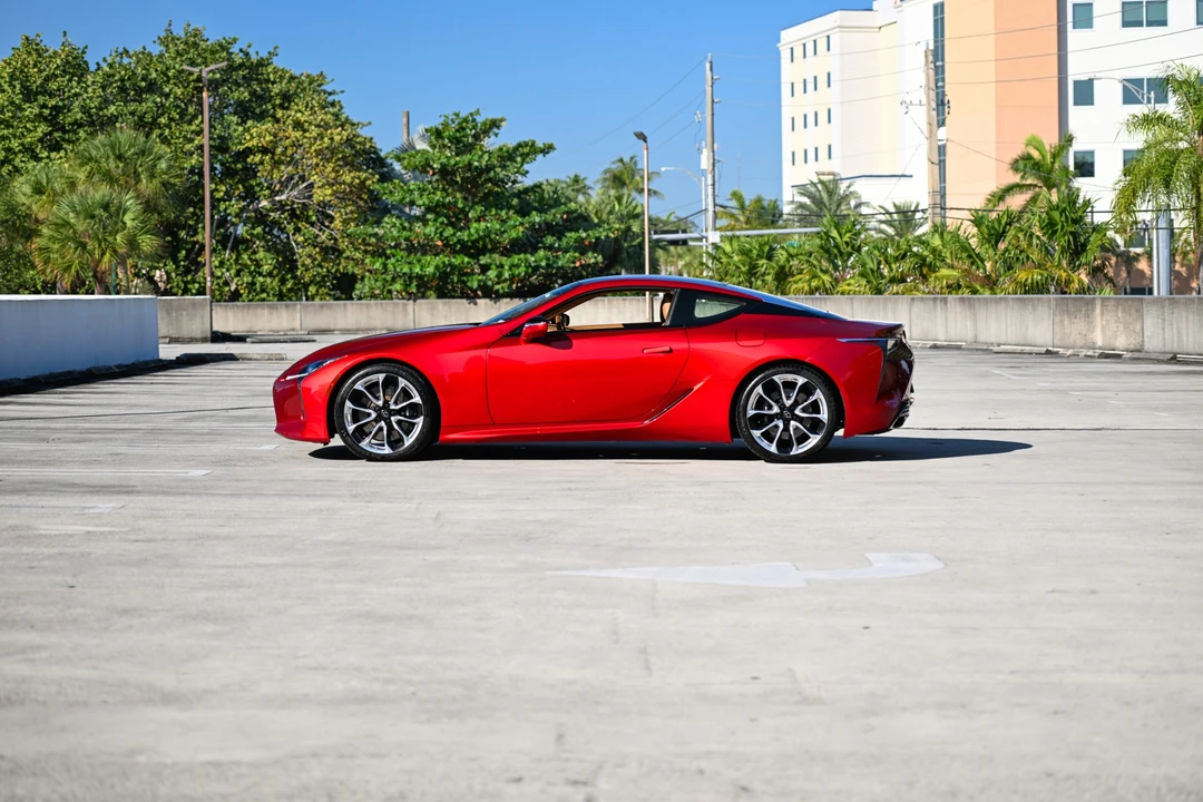 2018 Lexus LC - Image 29 of 31