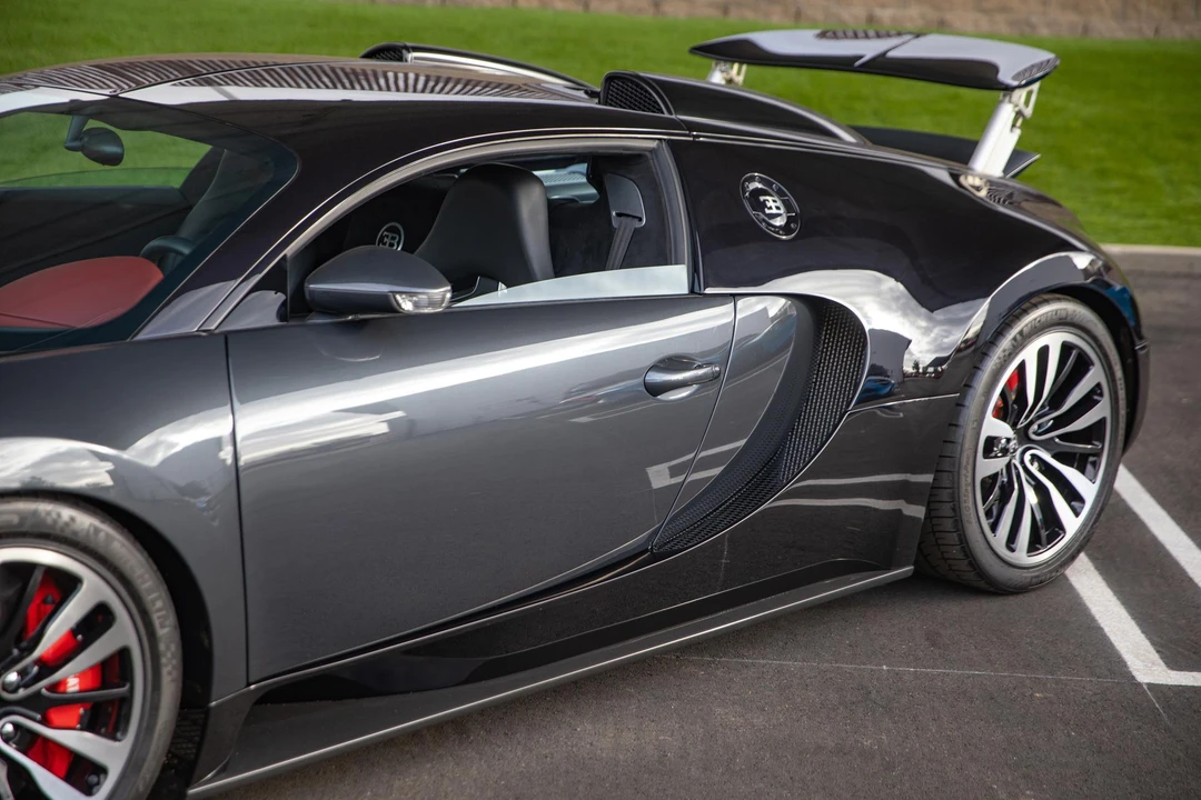 2010 Bugatti Veyron - Image 21 of 31