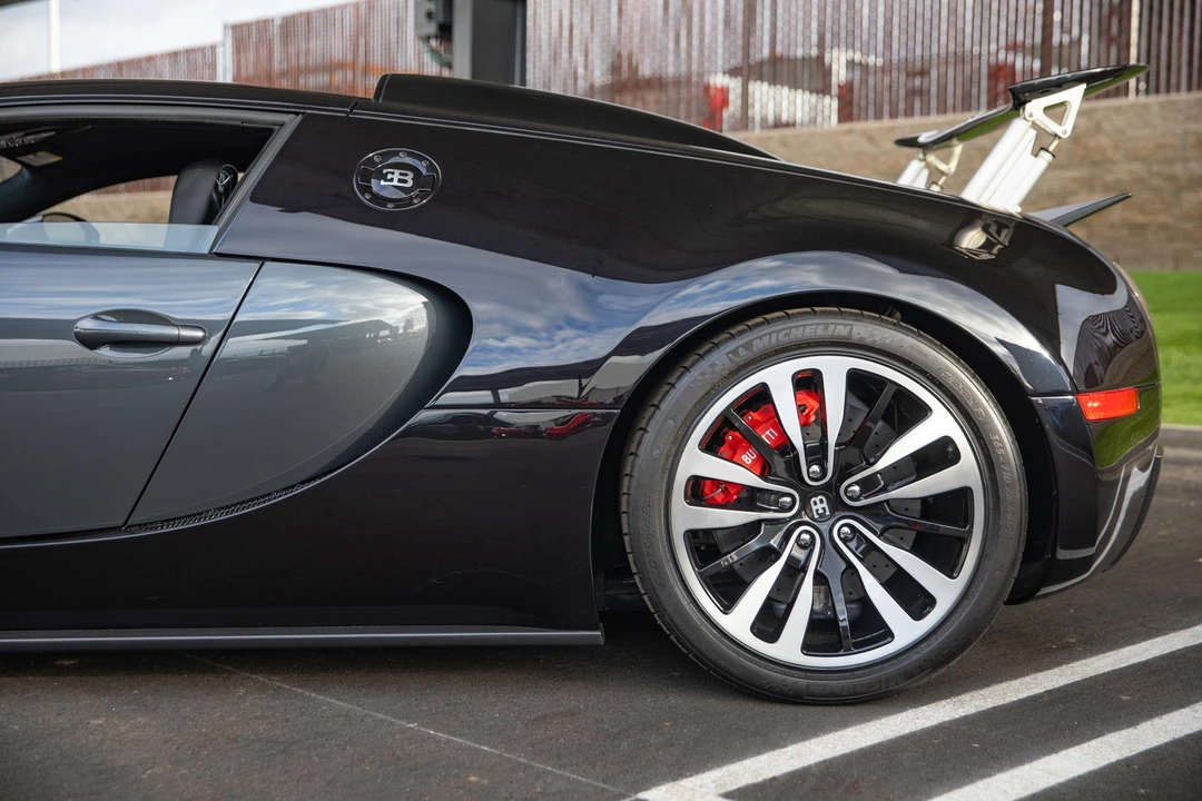 2010 Bugatti Veyron - Image 22 of 31