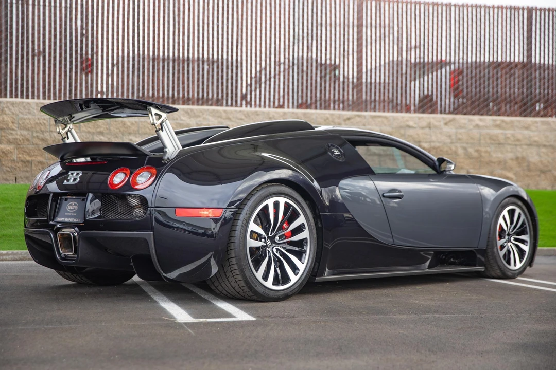 2010 Bugatti Veyron - Image 9 of 31