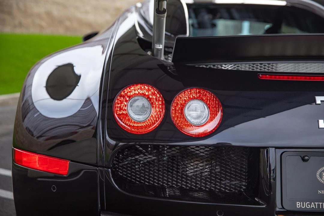 2010 Bugatti Veyron - Image 26 of 31