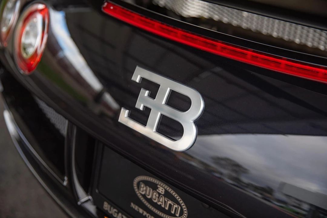 2010 Bugatti Veyron - Image 28 of 31