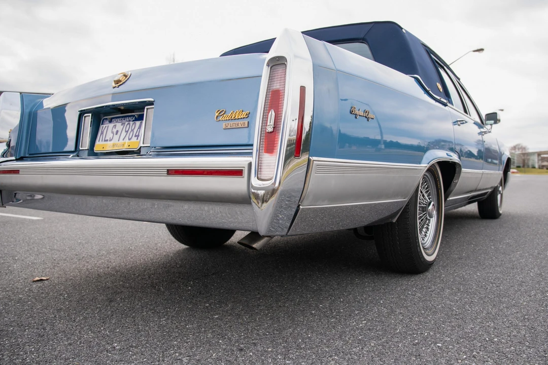 1990 Cadillac Brougham - Image 13 of 31