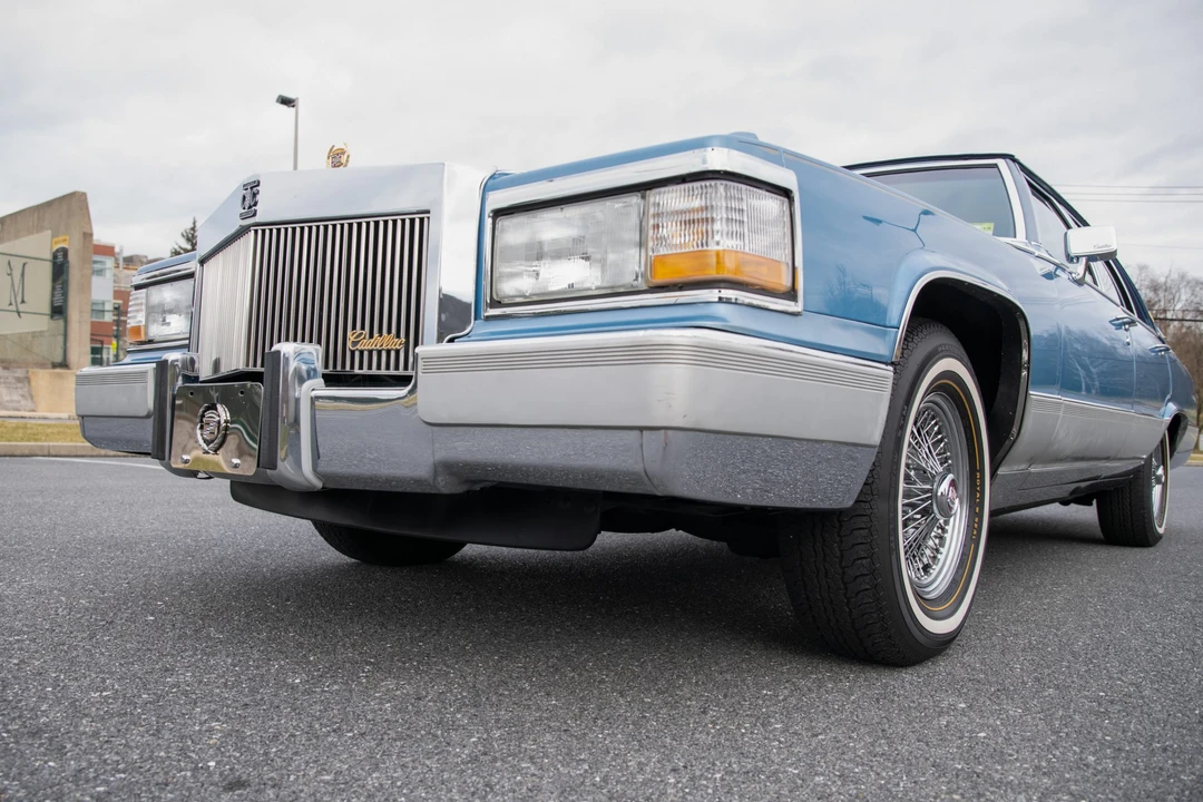 1990 Cadillac Brougham - Image 10 of 31
