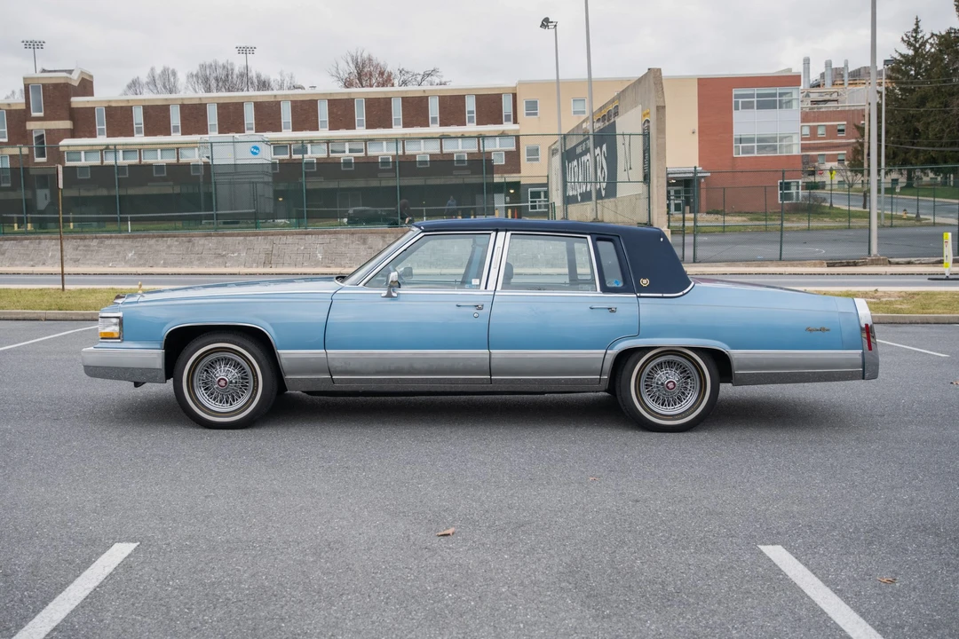 1990 Cadillac Brougham - Image 9 of 31