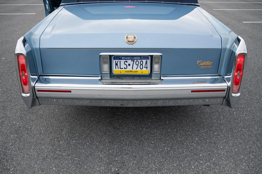 1990 Cadillac Brougham - Image 24 of 31
