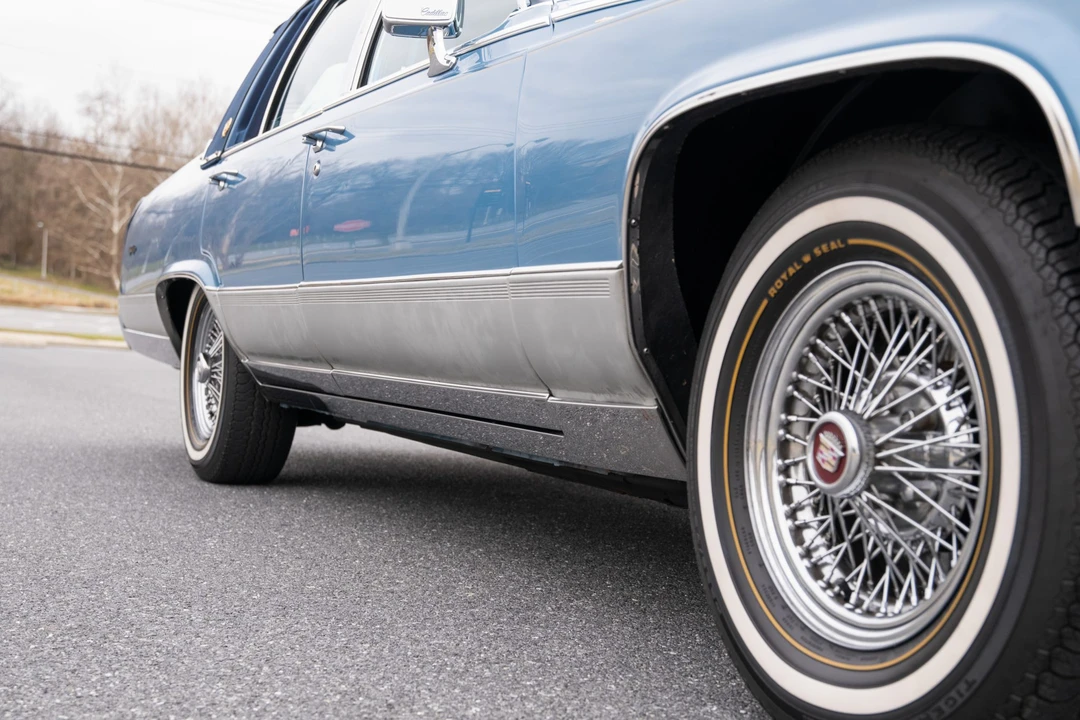 1990 Cadillac Brougham - Image 15 of 31