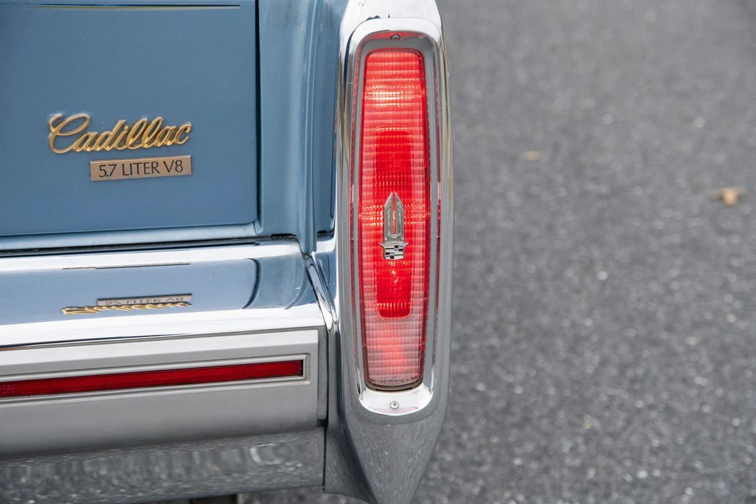 1990 Cadillac Brougham - Image 26 of 31