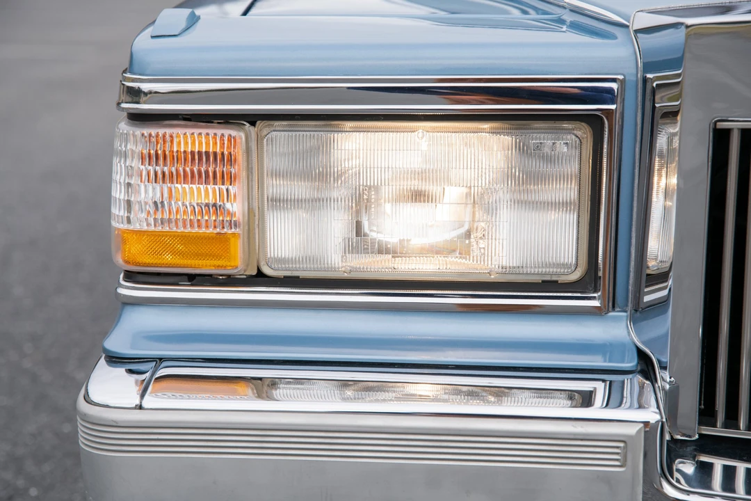 1990 Cadillac Brougham - Image 19 of 31