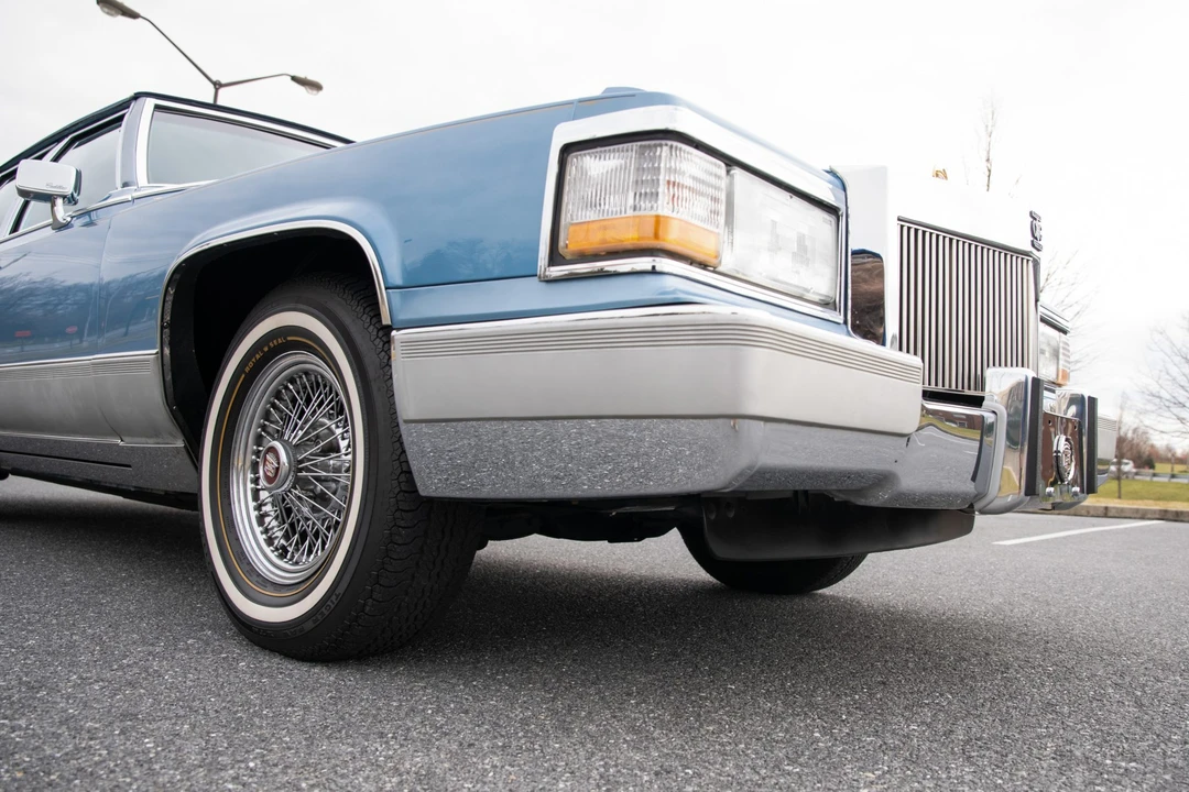 1990 Cadillac Brougham - Image 16 of 31