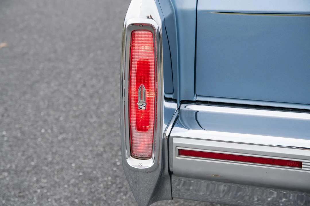 1990 Cadillac Brougham - Image 25 of 31