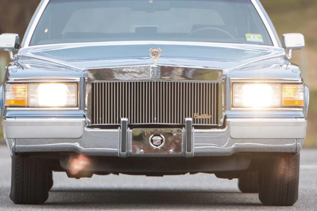 1990 Cadillac Brougham - Image 17 of 31