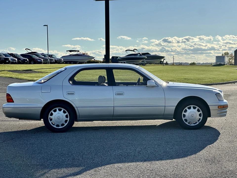 1995 Lexus LS 2nd Gen - Image 11 of 31