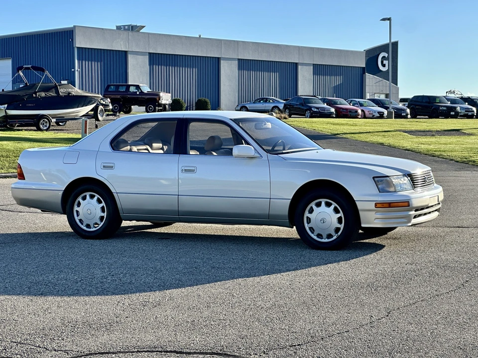1995 Lexus LS 2nd Gen - Image 12 of 31