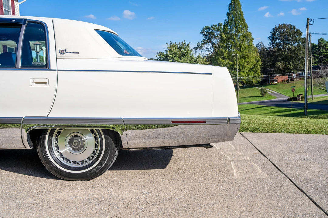 1996 Cadillac Fleetwood - Image 24 of 31
