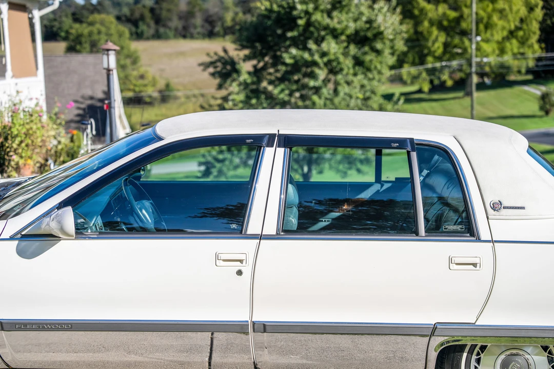 1996 Cadillac Fleetwood - Image 25 of 31