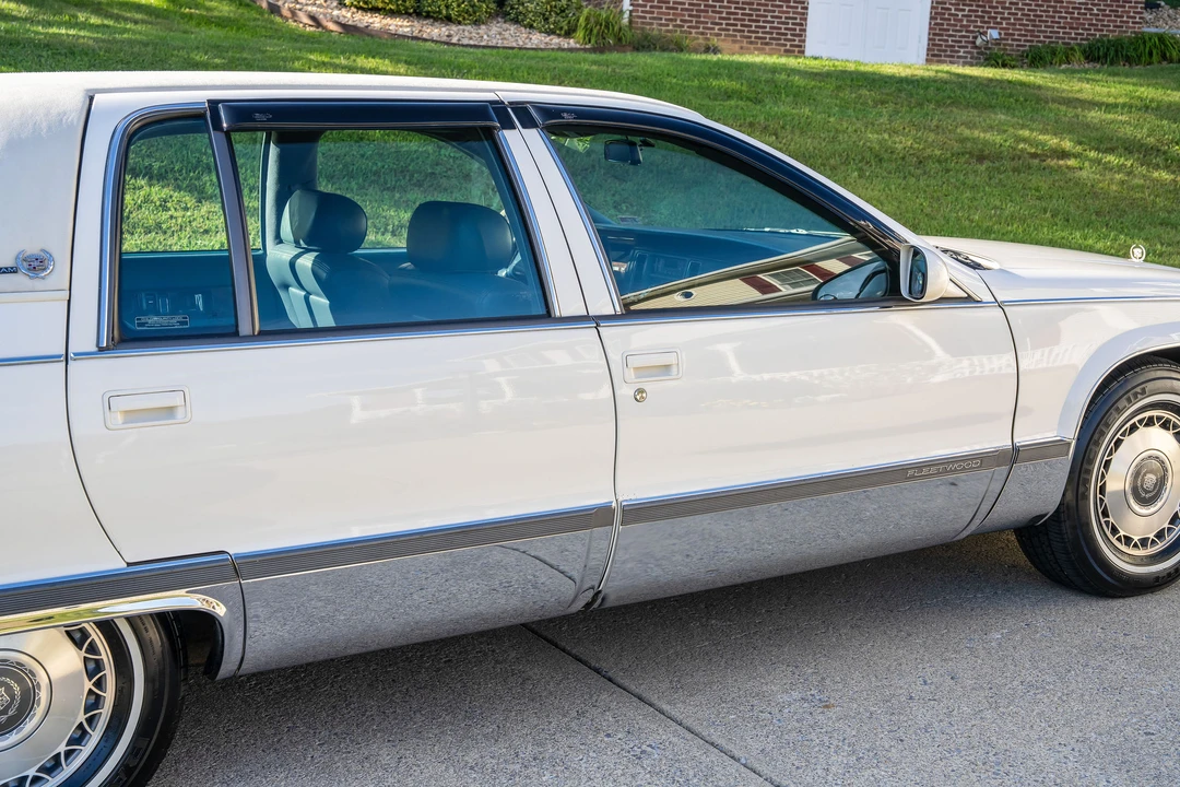 1996 Cadillac Fleetwood - Image 15 of 31