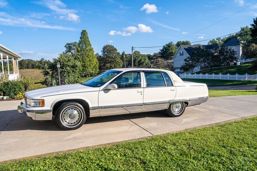 1996 Cadillac Fleetwood - Image 11 of 31