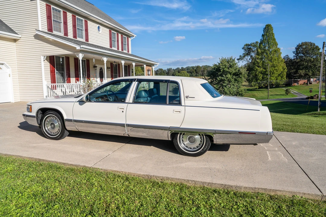 1996 Cadillac Fleetwood - Image 9 of 31