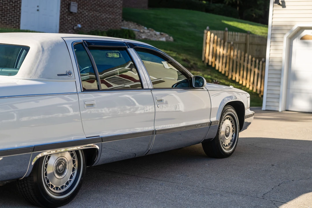 1996 Cadillac Fleetwood - Image 16 of 31