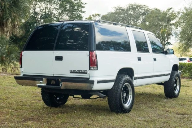 1999 Chevrolet Suburban 8th Gen - Image 2 of 7