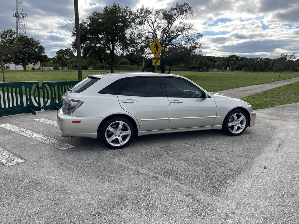 2002 Lexus IS 1st Gen - Image 15 of 31