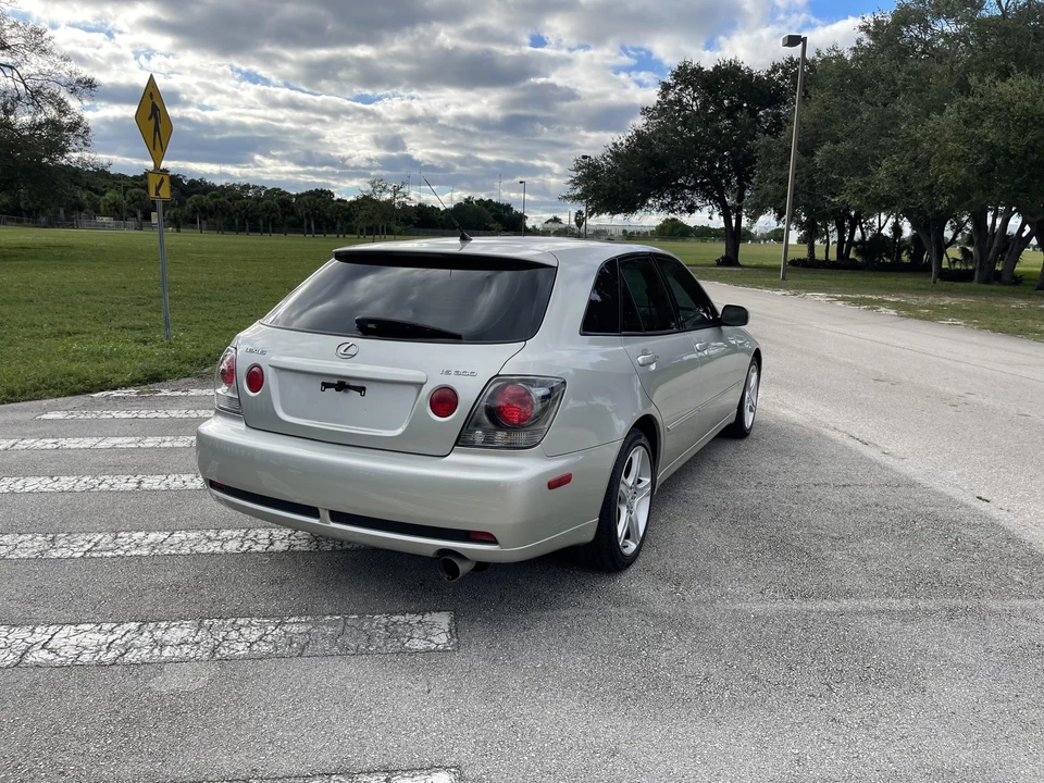 2002 Lexus IS 1st Gen - Image 12 of 31