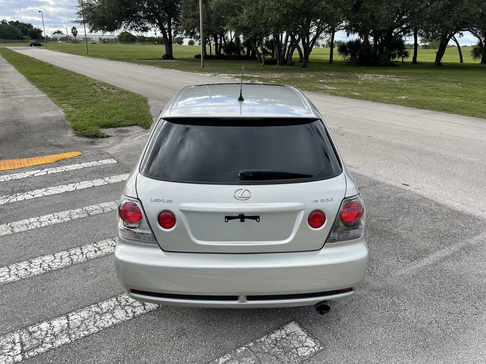 2002 Lexus IS 1st Gen - Image 11 of 31