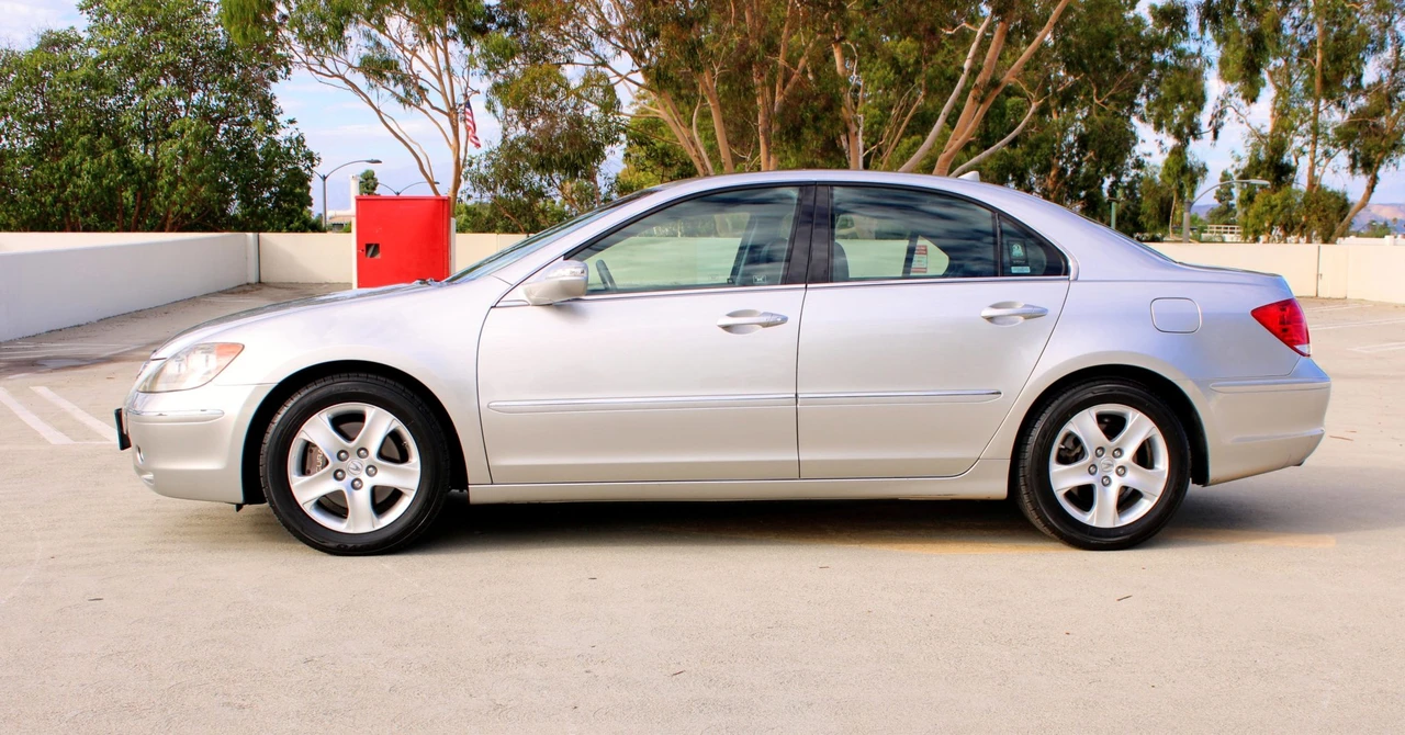 2005 Acura RL 2nd Gen - Image 8 of 31