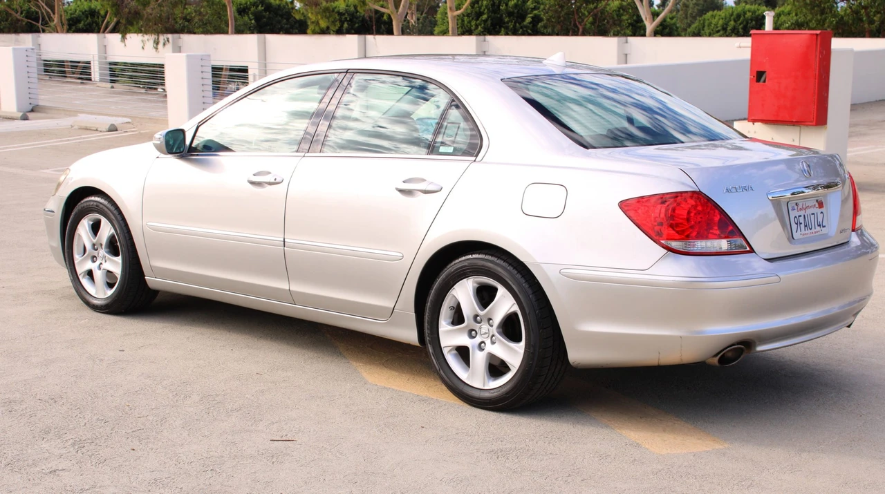 2005 Acura RL 2nd Gen - Image 9 of 31