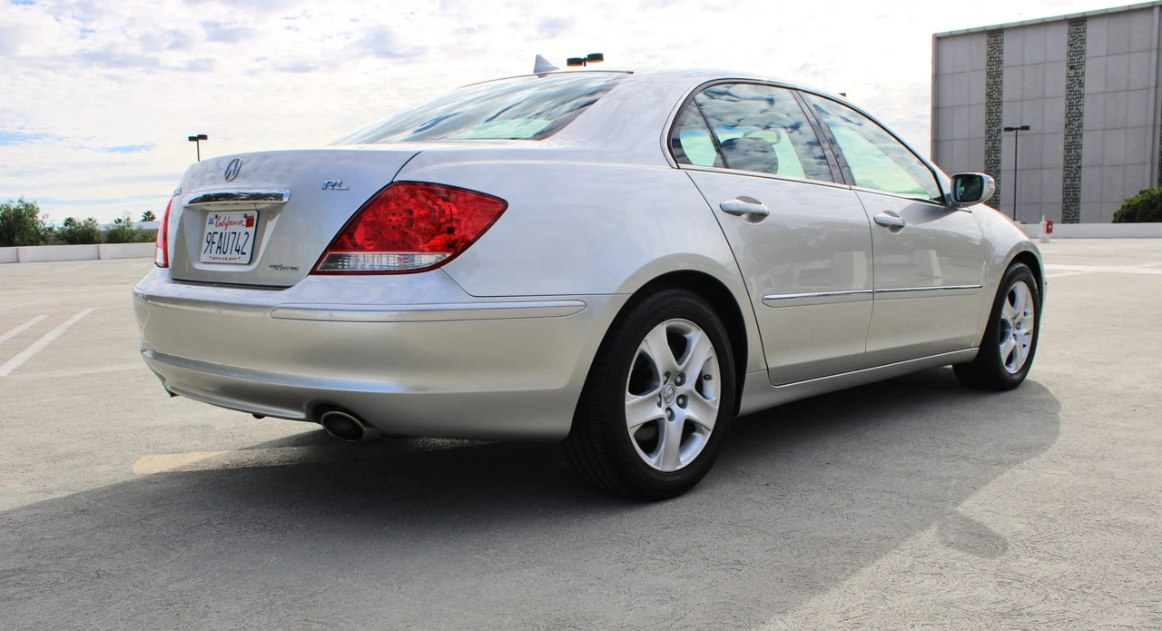 2005 Acura RL 2nd Gen - Image 16 of 31